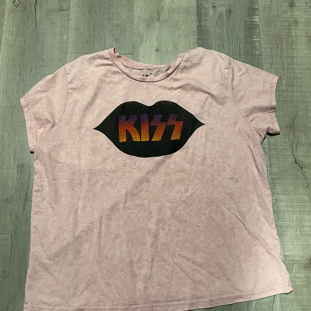 Kiss Women’s Light Pink Graphic Tee